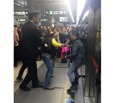 新闻哥：美女脸上满满的嫌弃啊！2015.11.19