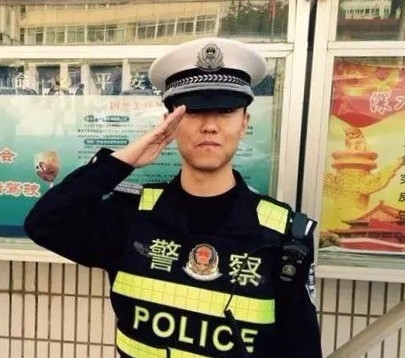 新闻哥：美女脸上满满的嫌弃啊！2015.11.19