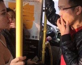 新闻哥：美女脸上满满的嫌弃啊！2015.11.19