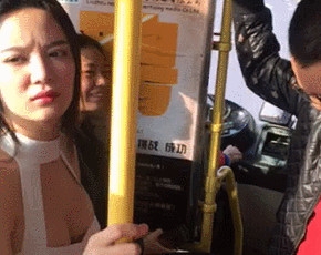 新闻哥：美女脸上满满的嫌弃啊！2015.11.19