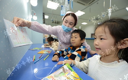 新闻哥：美女脸上满满的嫌弃啊！2015.11.19