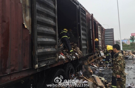 京港澳高速一快递车着火800万货物被烧光