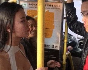 新闻哥：美女脸上满满的嫌弃啊！2015.11.19