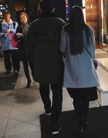 周杰伦陪昆凌韩国逛街