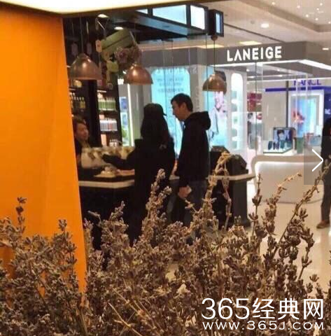 王思聪与女友雪梨逛商场照曝光
