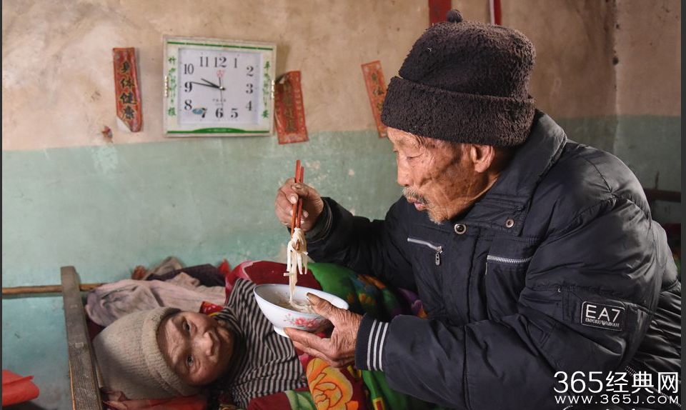 山东临沂84岁老人杜元法照顾瘫痪妻子周玉爱56年