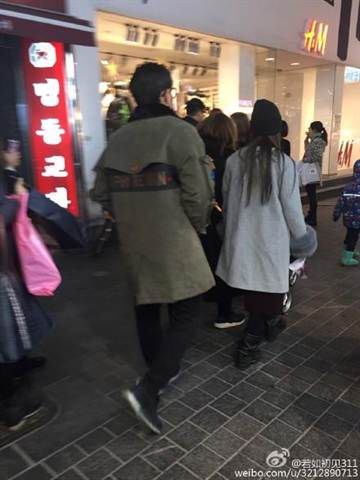 周杰伦陪昆凌韩国逛街