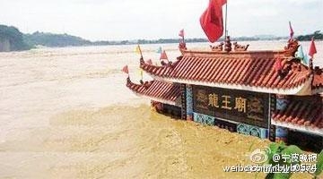 开宝马被追尾找来男友