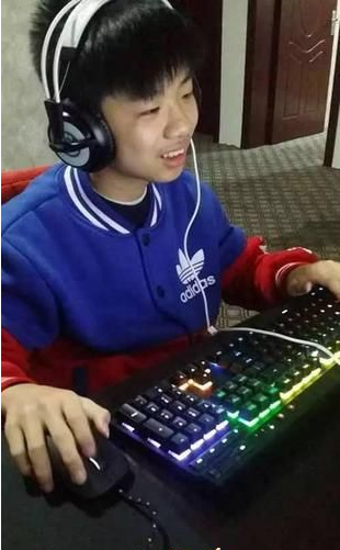 江西南昌12岁小学生直播LOL月入3万
