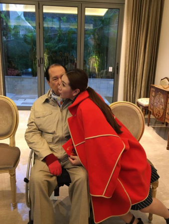 赌王庆94岁寿辰 四太赠3D女郎裸体画