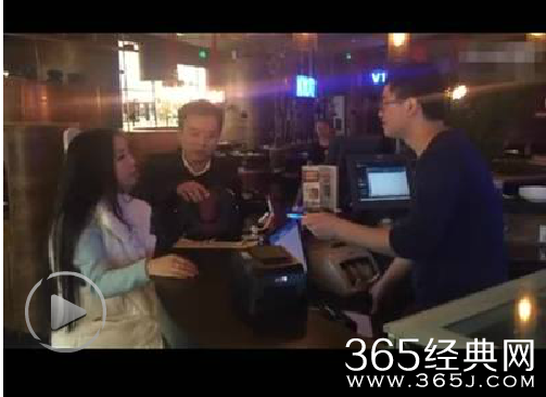 南昌红谷滩餐厅美女怒砸金条买单秒拍视频