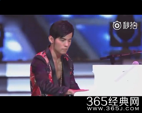 周杰伦在金曲奖上表演钢琴