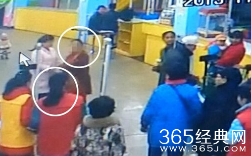 老人内急在超市地漏小便被打监控视频曝光