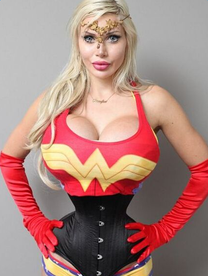 Pixee Fox为变成真实版兔女郎锯6根肋骨