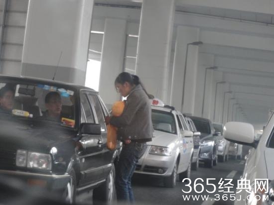 马路丐帮拦车要钱 乞丐开始变相抢劫