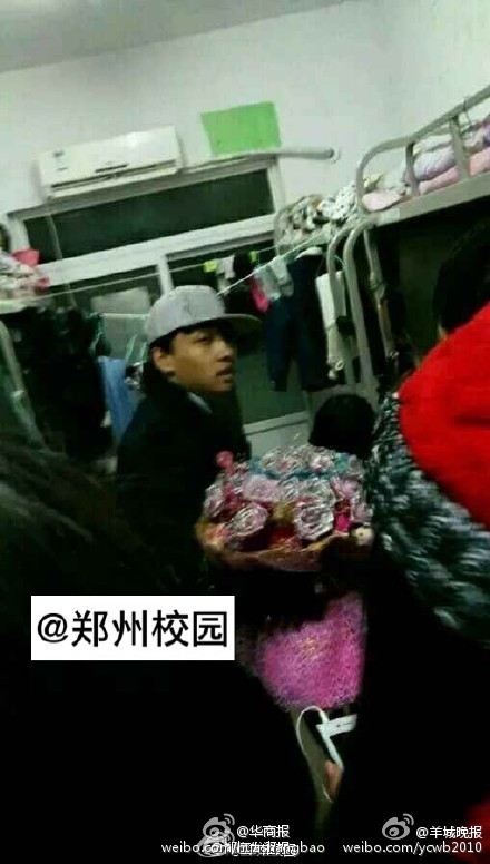 男生冲女生宿舍表白