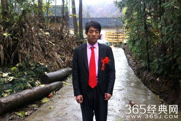 同时举办婚礼葬礼  父亲不幸婚前身亡