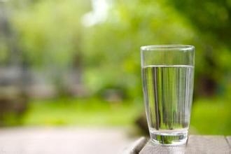 因为一杯水而倒闭的餐厅，看完你明白了什么？