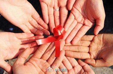 男子因太冷和室友同床染艾滋