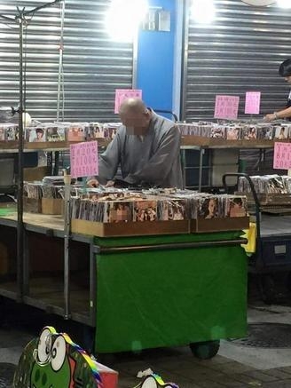 和尚夜市买A片 七情六欲还未根除