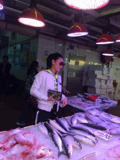 张柏芝素颜逛菜场 认真挑选给孩子们做饭