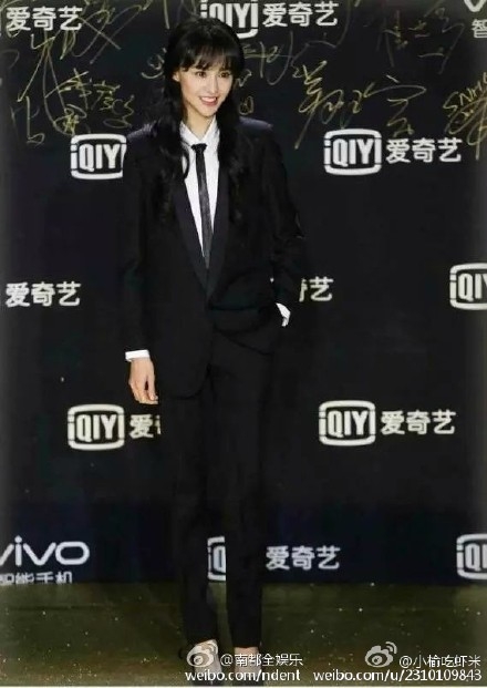 郑爽瘦出新高度成纸片人