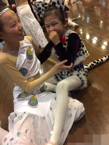 贝儿变身长腿喵星人 鲍蕾晒女儿表演照