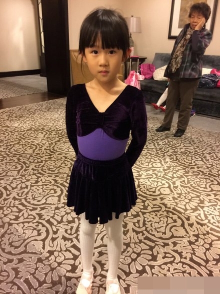 贝儿变身长腿喵星人 鲍蕾晒女儿表演照