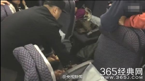 大学教授大闹机舱打伤民警自称是美国人