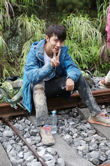 跟着贝尔去冒险队员吃蚕