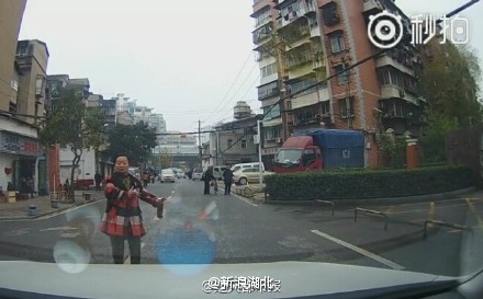 碰瓷大妈离车七八米趴下演技浮夸视频观看