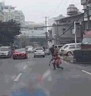 碰瓷大妈离车七八米趴下演技浮夸视频观看