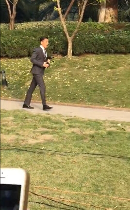 胡歌拍戏跑错路喊“哎呦，我草”  网友：笑疯了看了好几遍还是忍不住