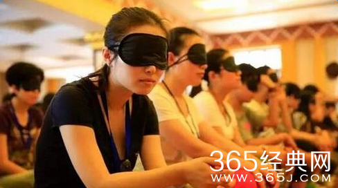 清华毕业生蒙眼禅修坠亡现场照