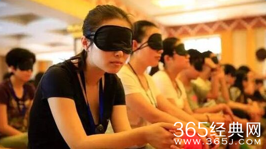 清华毕业生蒙眼禅修坠亡