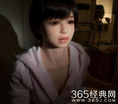 日本男子和充气娃娃谈恋爱