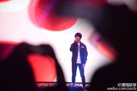 易烊千玺母校艺术节献唱唯一完整视频