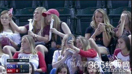 新闻哥：世界杯喵星人占领了！2015.12.17