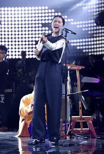 谭维维公开致歉歌曲抄袭 前四句简直一模一样