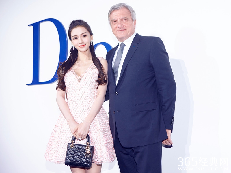 黄太Angelababy露事业线 性感十足