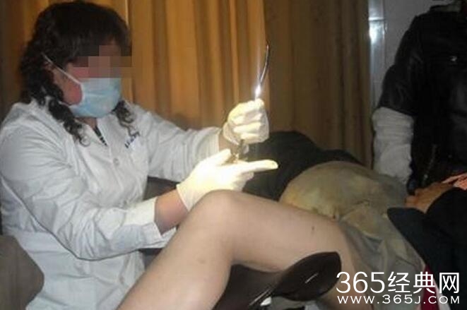 女子人流后不适 检查发现子宫掉了块肉胚胎还在