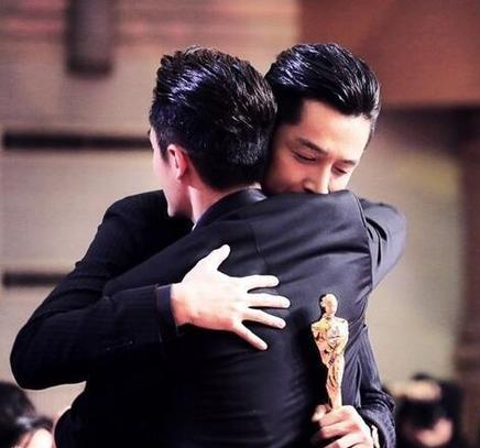 国剧盛典霍建华主动拥抱胡歌