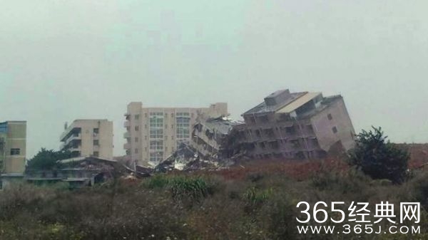 深圳滑坡房屋被泥土掩埋现场视频