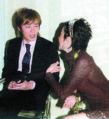 关之琳离婚后桃花不断 中年男深夜楼下守候