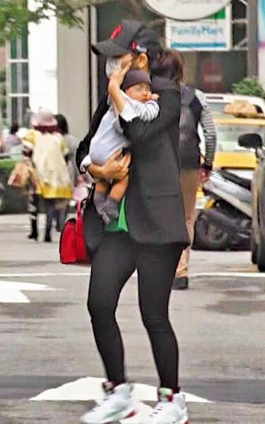 徐若瑄产后首度抱儿现身街头 双腿微粗壮抢镜