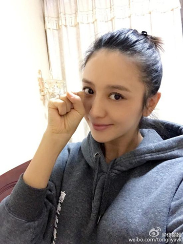 佟丽娅晒卖萌自拍自称“大肚子蝈蝈”（图）