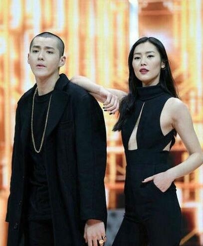 刘雯吴亦凡天天向上上演T台秀　网友大呼：配一脸！