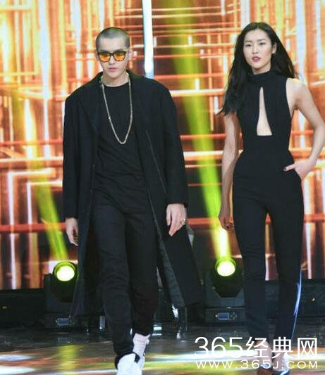 刘雯吴亦凡天天向上上演T台秀　网友大呼：配一脸！