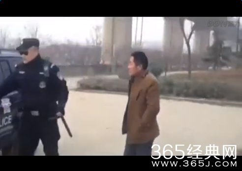 特警粗暴执法车震男女照片资料 特警推搡讯问：办事了吗