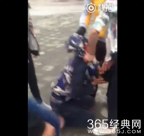 营山白惊现学生火拼2分18秒视频 2女6男围殴学生钢管爆头